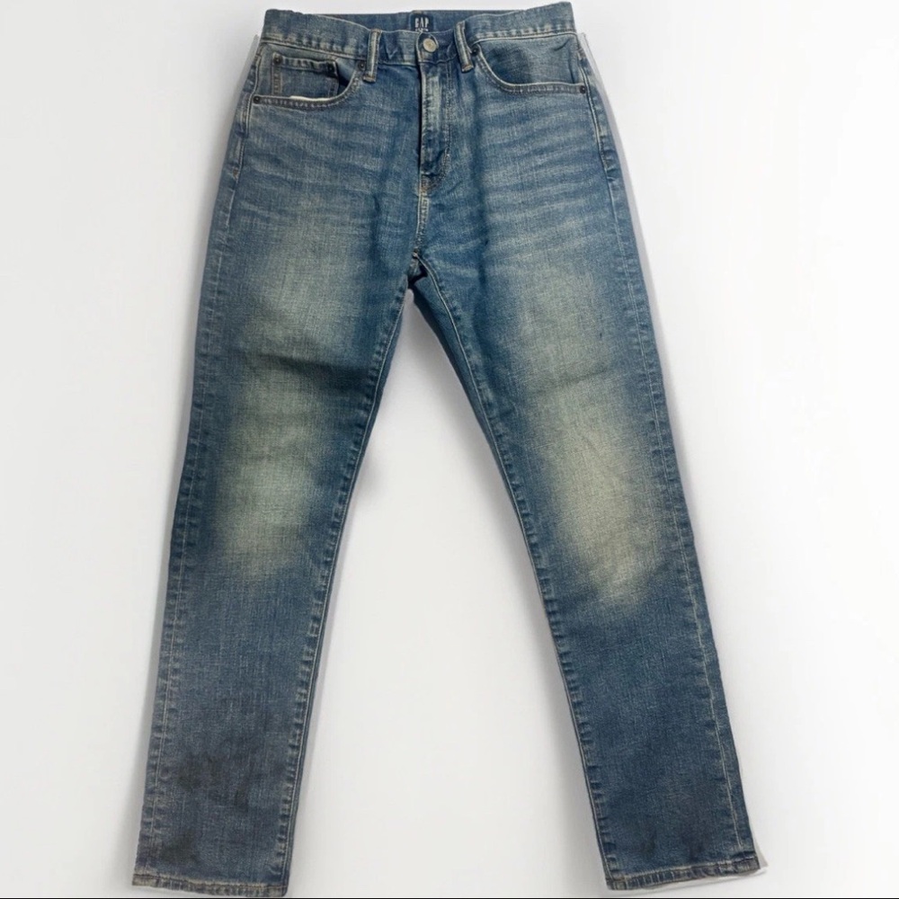 Men’s Gap 28x30 athletic straight leg jeans medium blue wash wardrobe staple